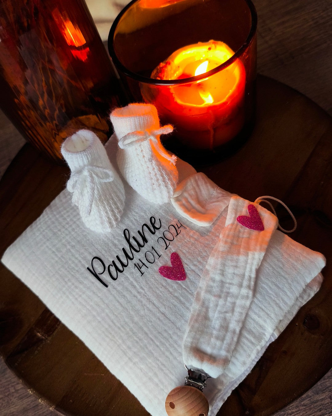COFFRET CADEAU - Carnet de santé + Attache tétine + Chaussons blanc