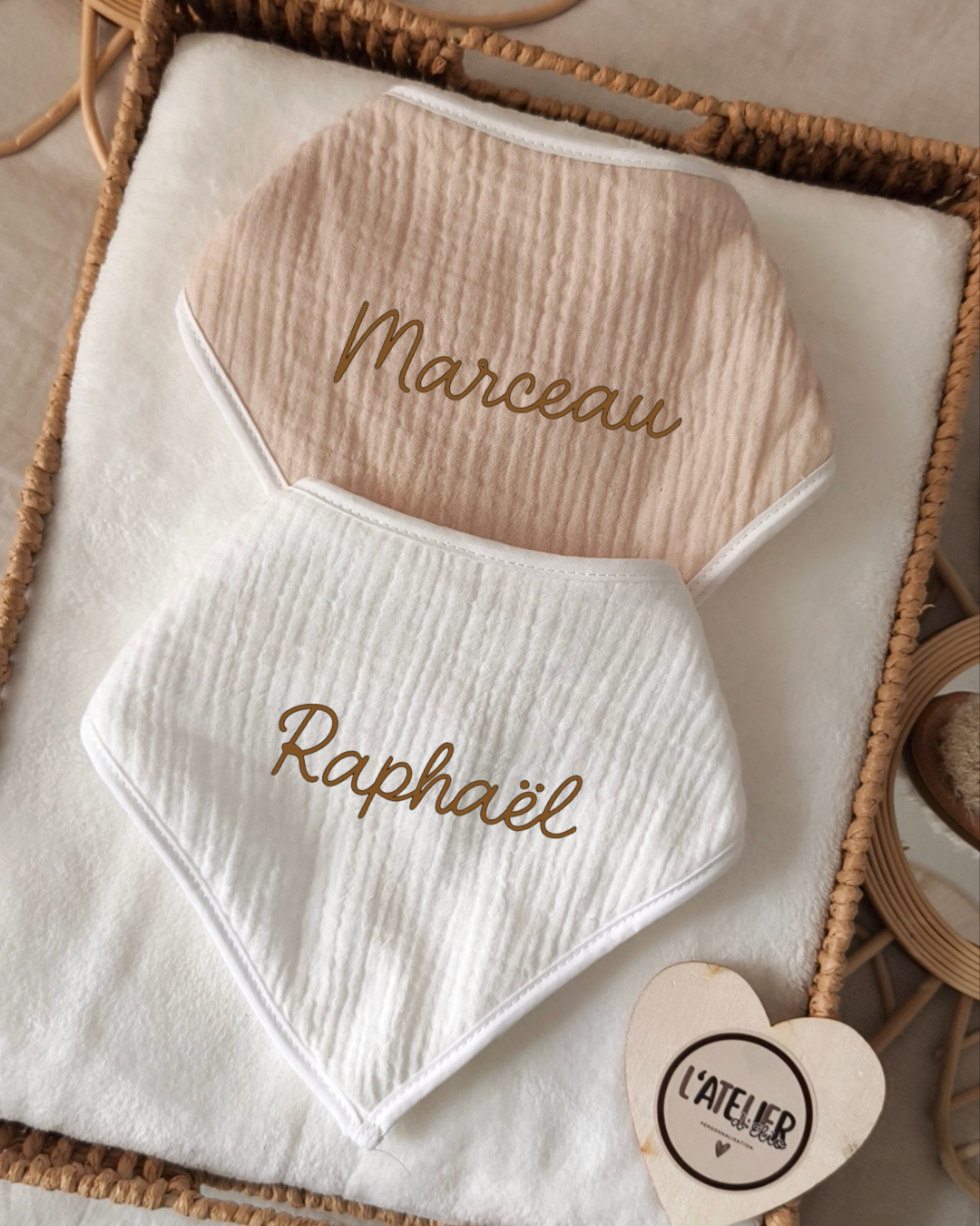 Bavoir triangle personnalisé en gaze de coton | Prénom bébé