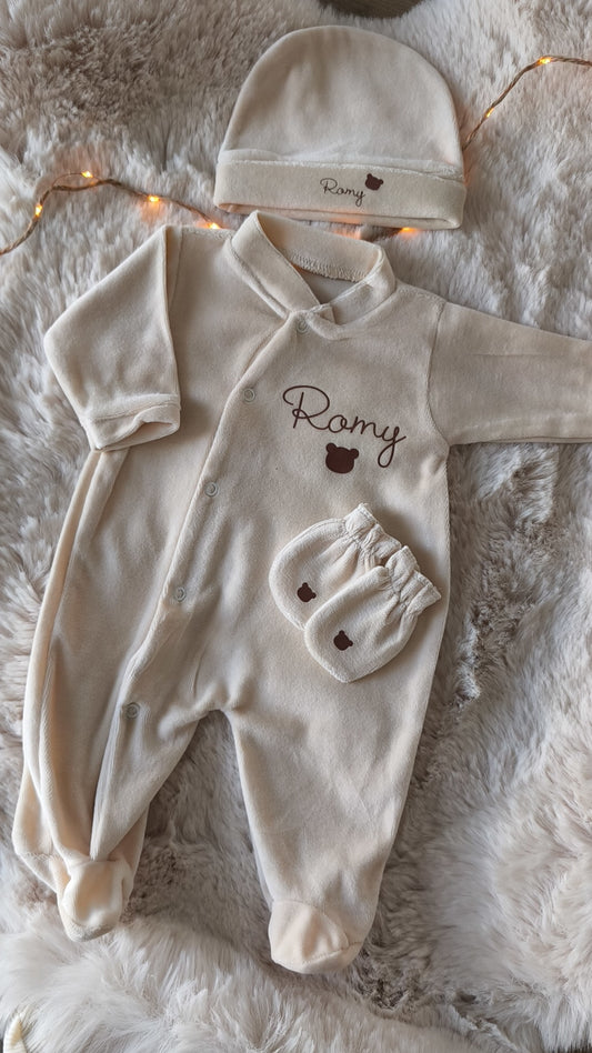 Pyjama en velours naissance - Grand prénom sur pyjama & bonnet