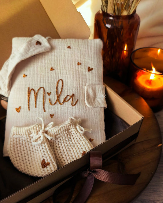 COFFRET CADEAU - Carnet de santé + Attache tétine + Chaussons